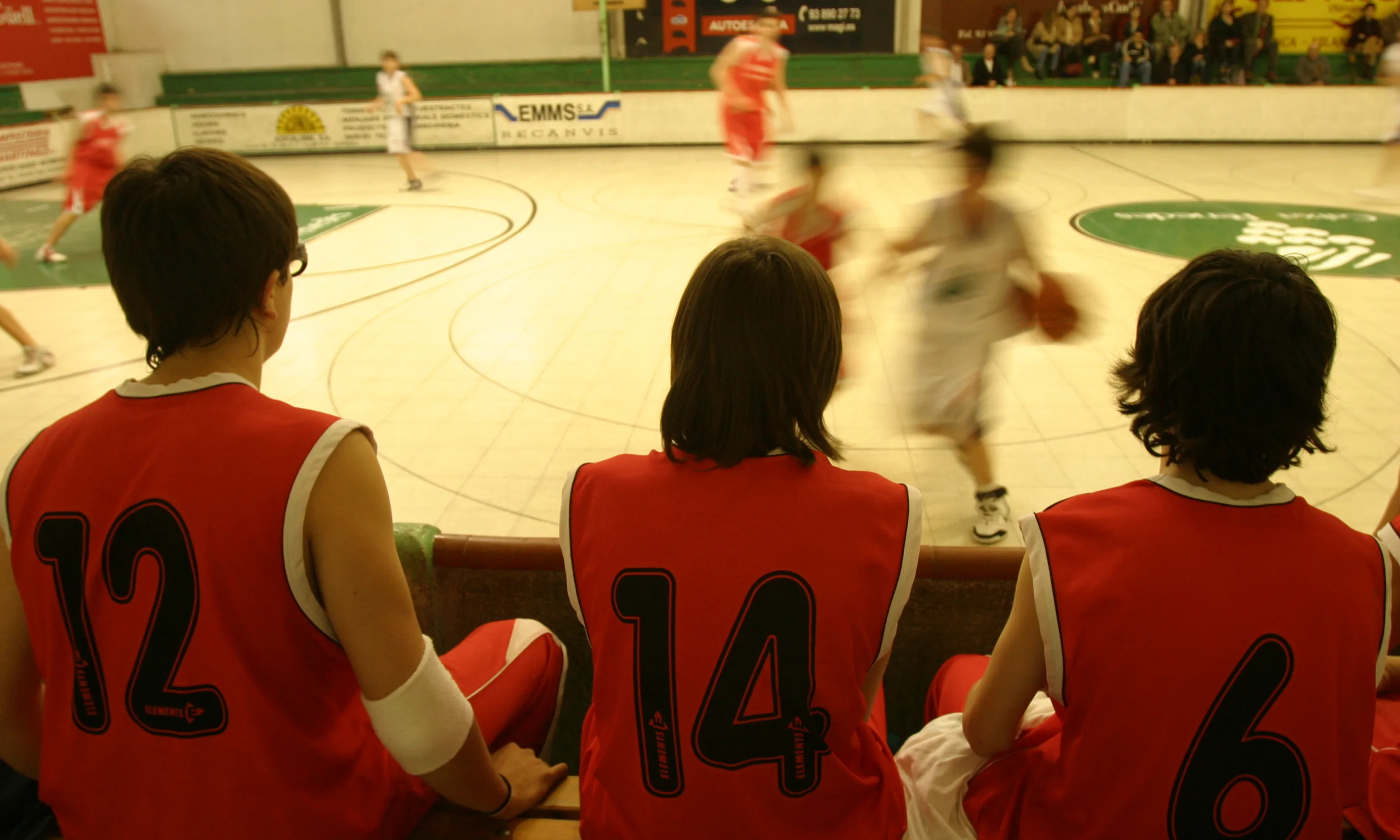 Imatge de nens jugant a bàsquet