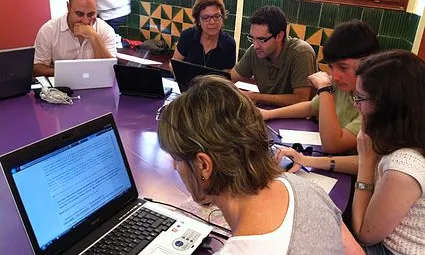 Usuaris de la Biblioteca de Palafrugell durant un taller. Foto Viquipèdia. 