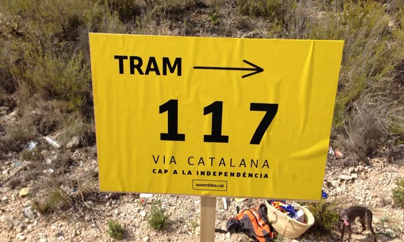 Un cartell indica el tram 117 de la Via Catalana