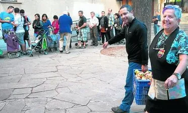 Cua de recollida d'aliments i roba als Caputxins de Sarrià. Font: Diari ARA