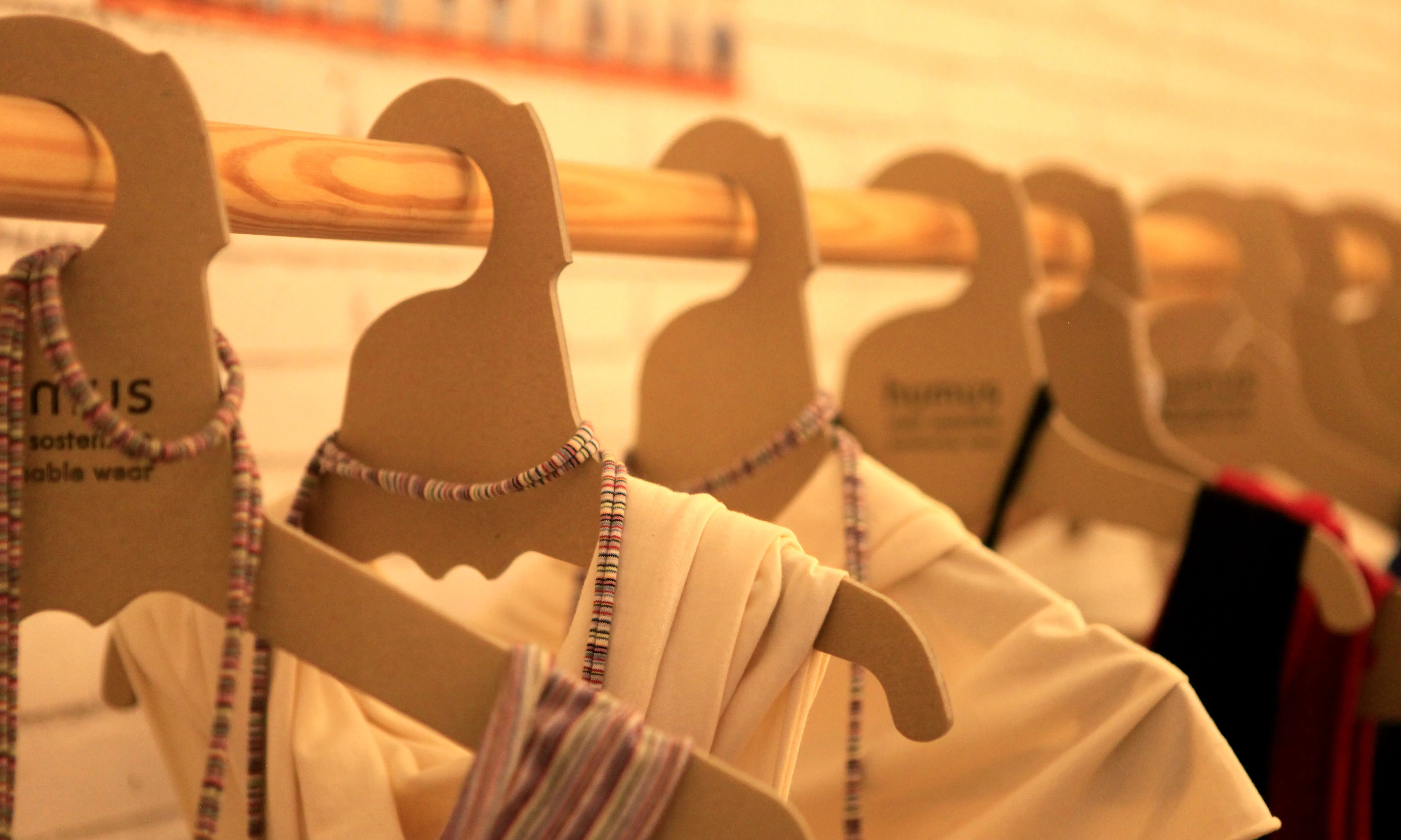 Penja-robes a la botiga de moda sostenible Humus (foto del seu web)