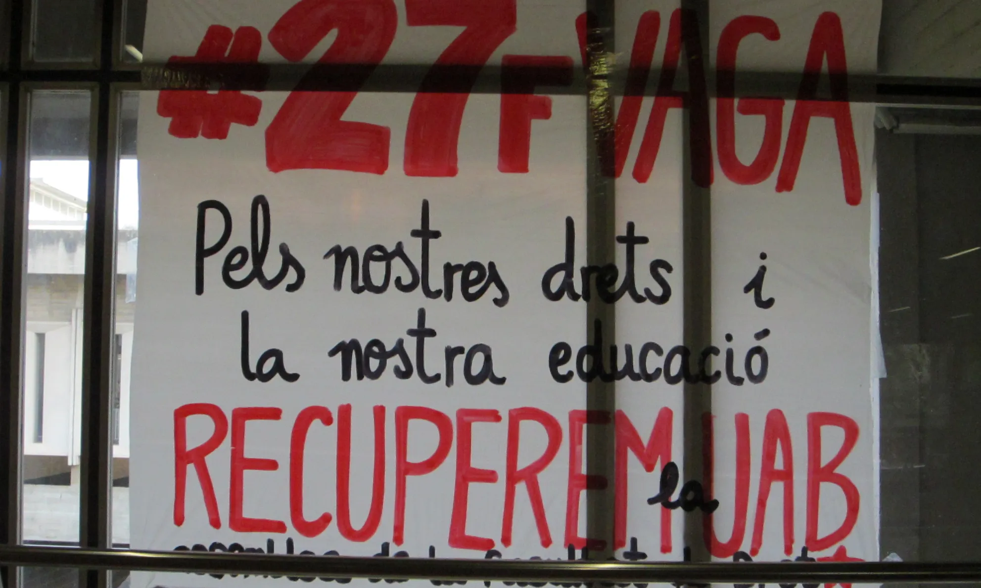 Pancarta de la facultat de Dret de la UAB