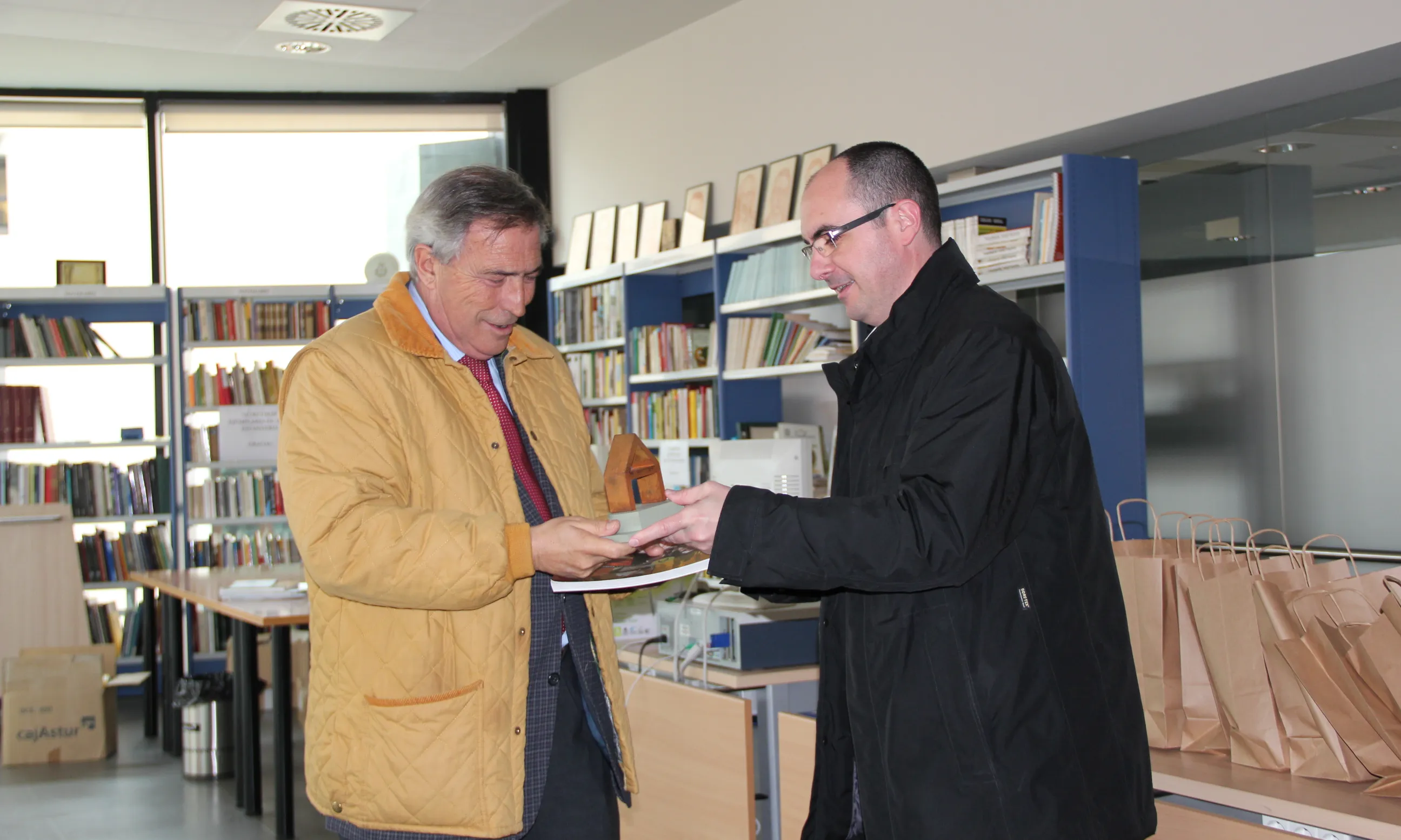 Salvador Casals entrega un record al president de l'Ateneo Jovellanos