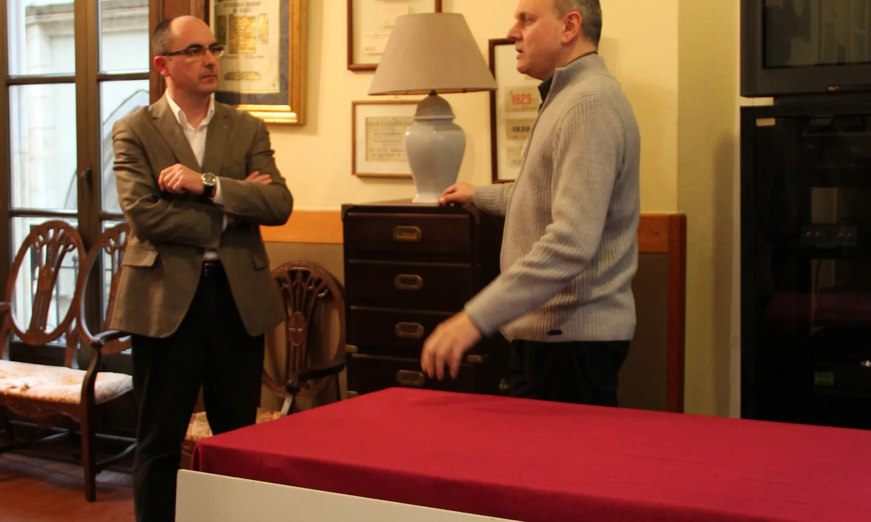 Salvador Casals conversa amb el president de l'Ateneo Obrero de Gijón