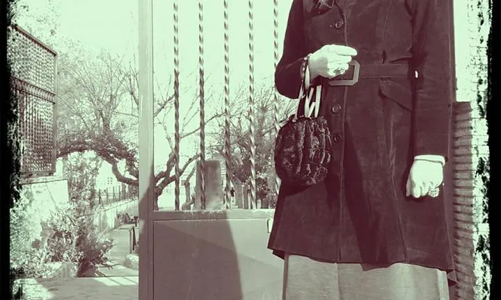 Esther Martínez, l'actual conserge de l'escola, vestida d'època.