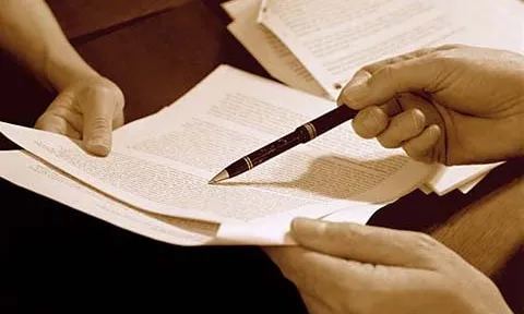 Persona signant un contracte