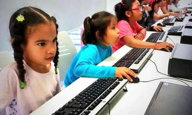 Sessió d'informàtica per a infants a Itaca