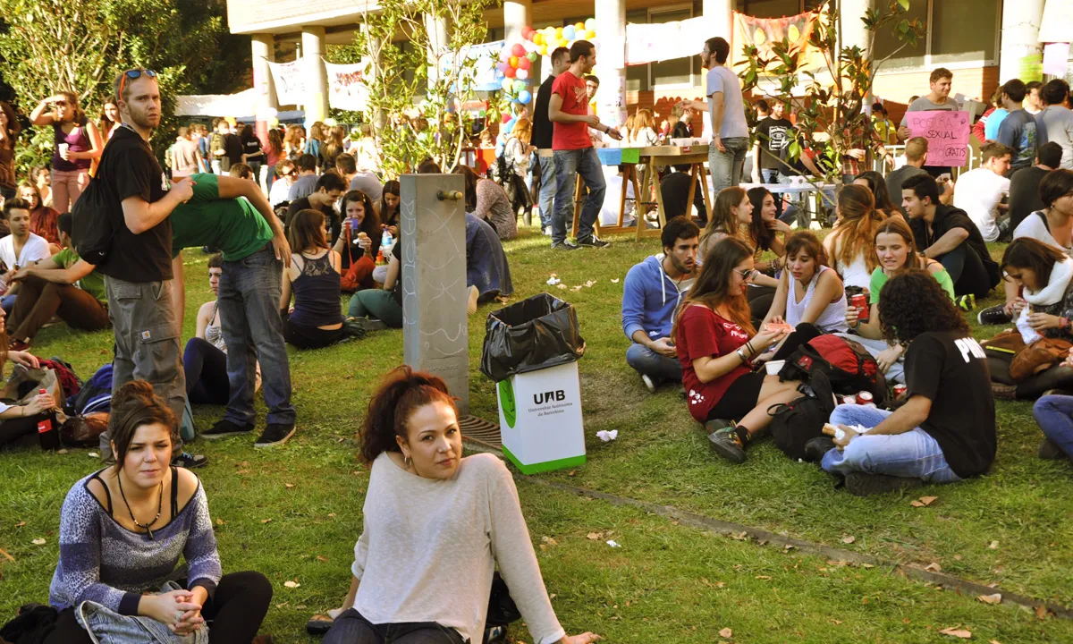 Gespa de l'Autònoma amb estudiants