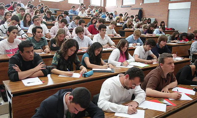 Aula plena d'estudiants assistint a una classe magistral
