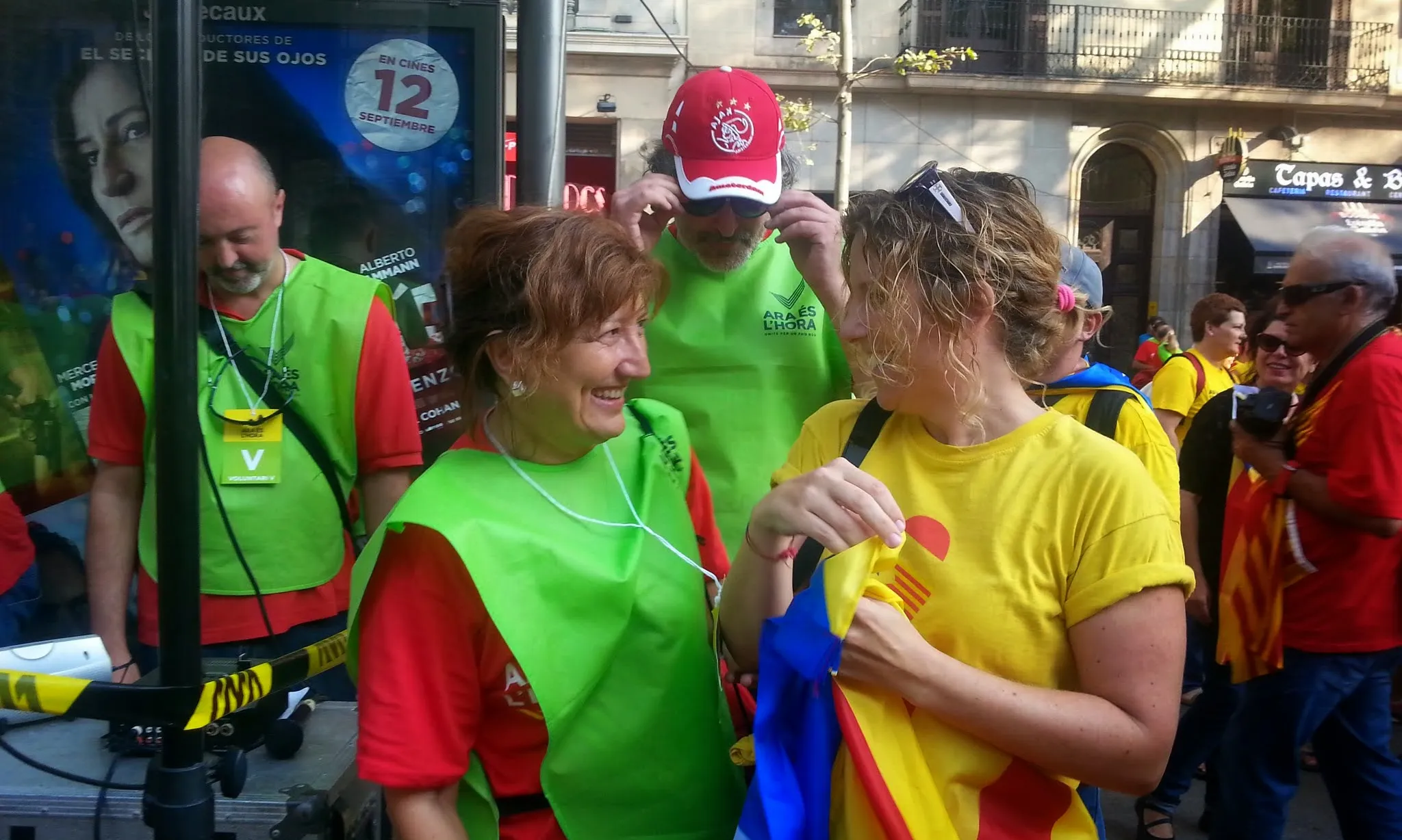Rosa Martí, amb l'armilla verda, com a voluntària a un dels trams de la Via 2014