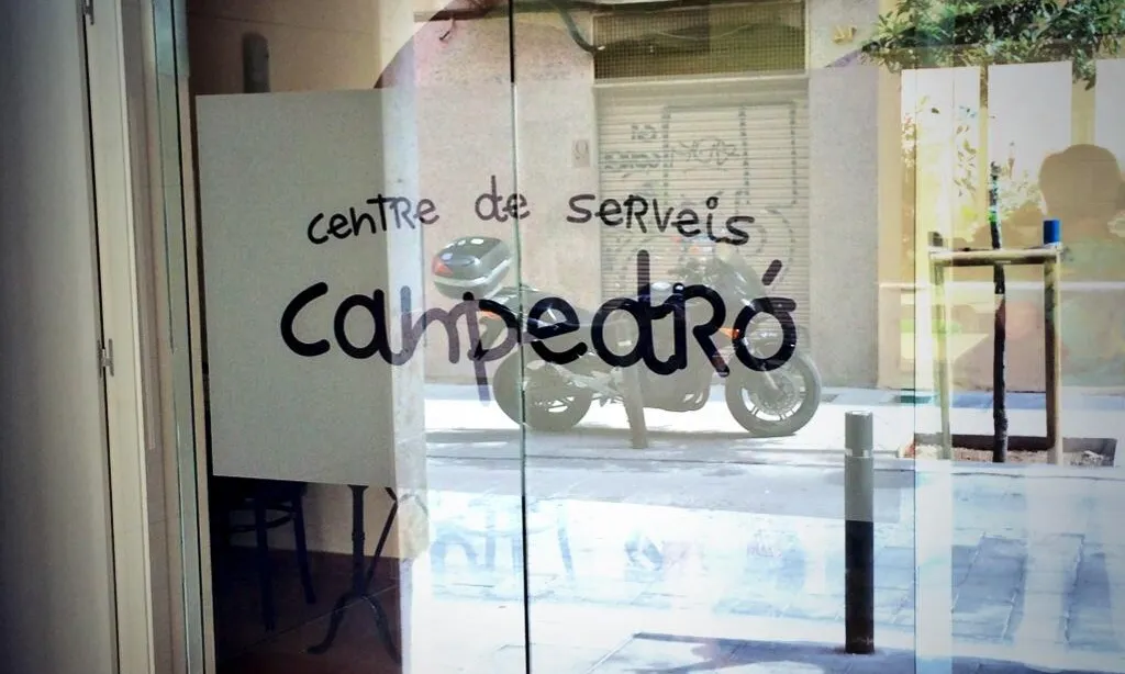 Entrada del Centre serveis Canpedró - Font: aah.cat