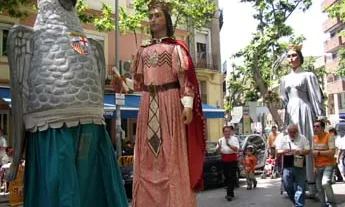 Els Gegants del Poble Nou i el Lloro del 36
