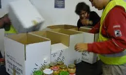 Voluntari i voluntària classificant aliments per al Banc d'Aliments