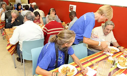 Voluntària d'Arrels Fundació a un menjador social (Font: flickr.com)