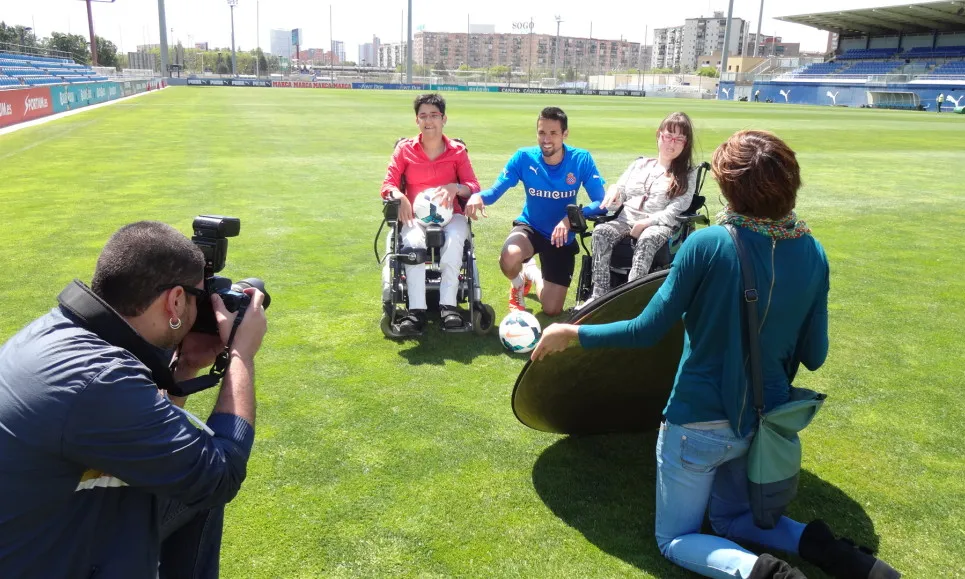 Fent fotos per al Calendari Solidari Esclat 2015. Imatge de la plana web d'Esclat