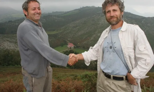 L'encaixada de mans com a símbol de l'acord (Imatge: Oscar Prada www.itacambiental.es)