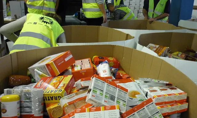 Voluntaris i voluntàries en un dels punts de recollida d'aliments