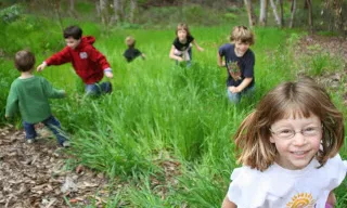 La pedagoga Heike Freire fomenta la relació entre nens i naturalesa (imatge:http://educarenverde.blogspot.com.es) 