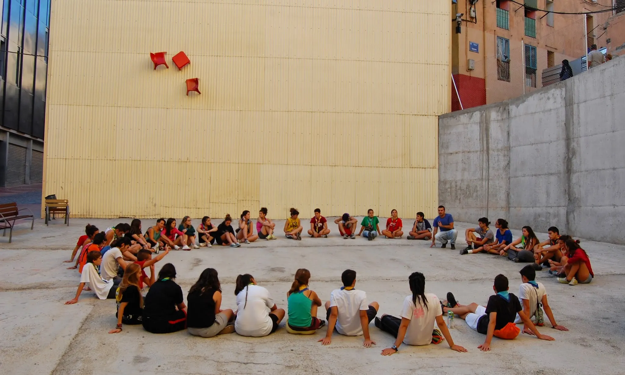 La Murga és una experiència d’aprenentatge i servei que consisteix en crear un espai de convivència i cooperació entre joves escoltes i persones en risc d’exclusió social.