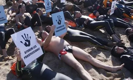 Activistes ambientals simulant un vessament d'hidrocarburs (imatge; diaridegirona.cat)