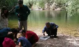 Voluntaris realitzant tasques de monitorització dels rius a les Muntanyes de Prades (imatge; assoc-cen.org) 