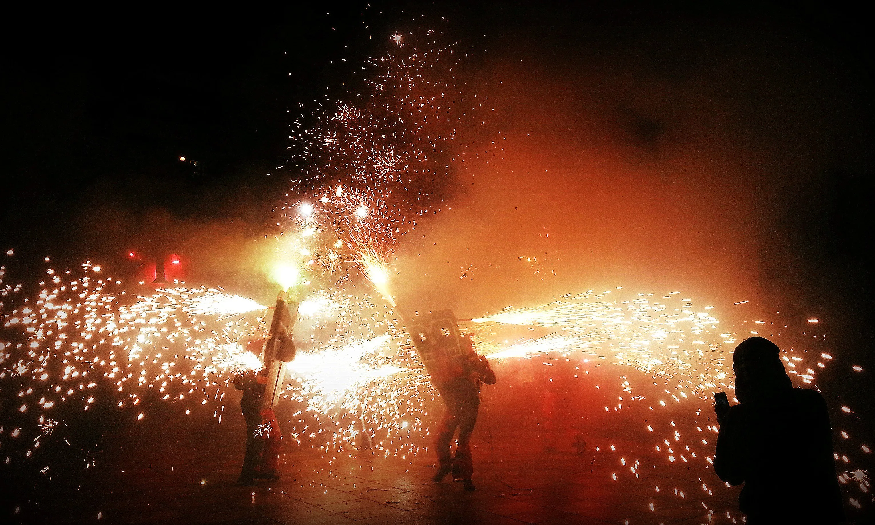 Imatge d'un correfoc dels Diables de l'Onyar