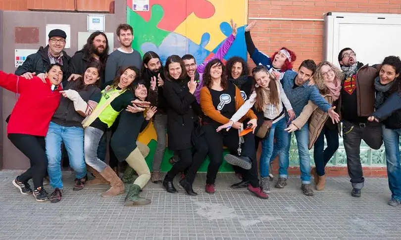 Foto de grup davant de la seu de la Fundació Marianao. Font: Pàgina de Facebook de l'entitat