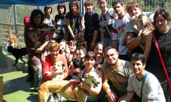 L'equip de voluntaris, padrins i tècnics que treballen per la dignitat d'animals abandonats (imatge:protectorabcn.es)