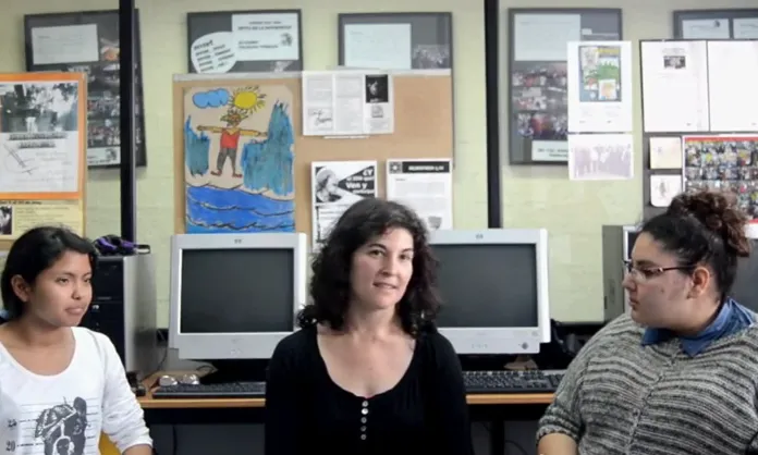 Fotograma del reportatge 15 anys i un dia fent Xarxa
