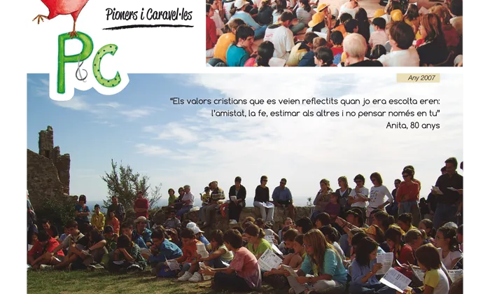 Pàgina de Pioners i Caravel·les, amb fotografies de diferents èpoques i frases de membres i exmembres del cau.