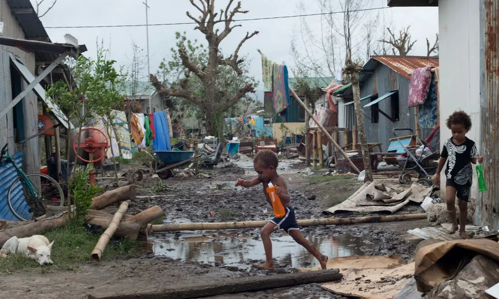 Nens de Vanuatu corrent després del pas del cicló Font: UNICEF Pacific/ Humans for Vanuatu