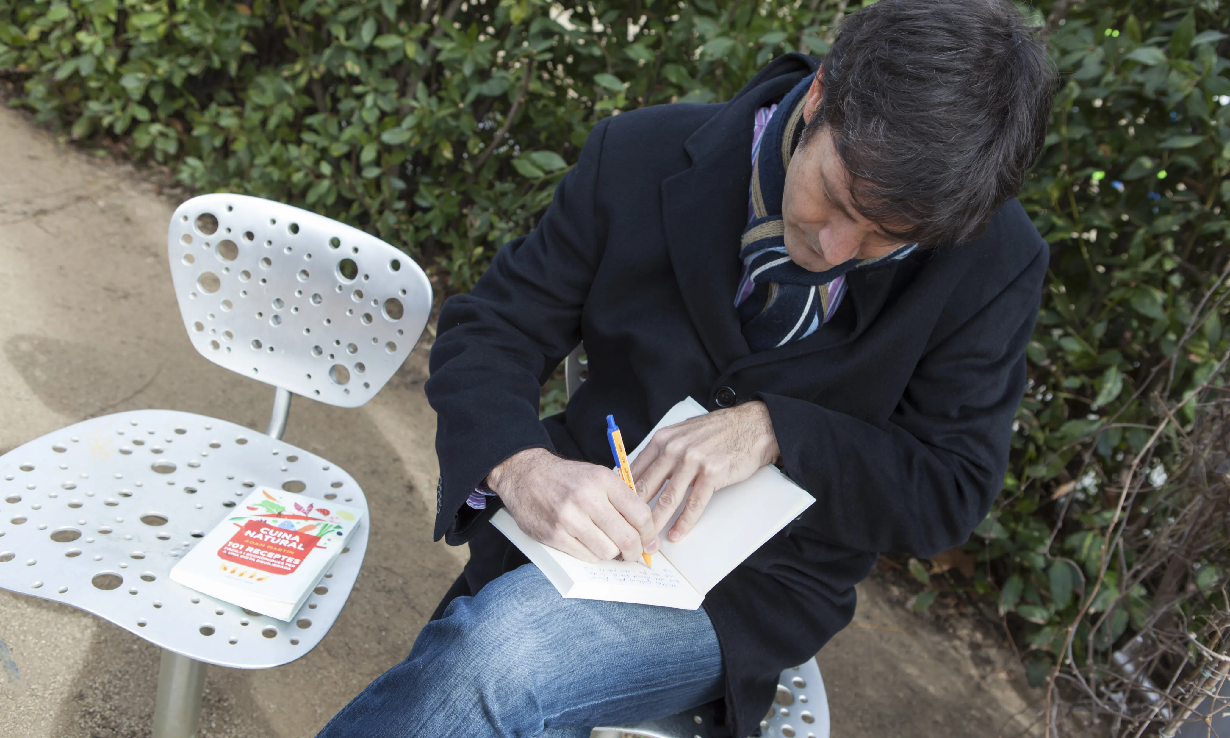 El llibre de cuina natural està signat pel seu autor, l'Àdam Martin