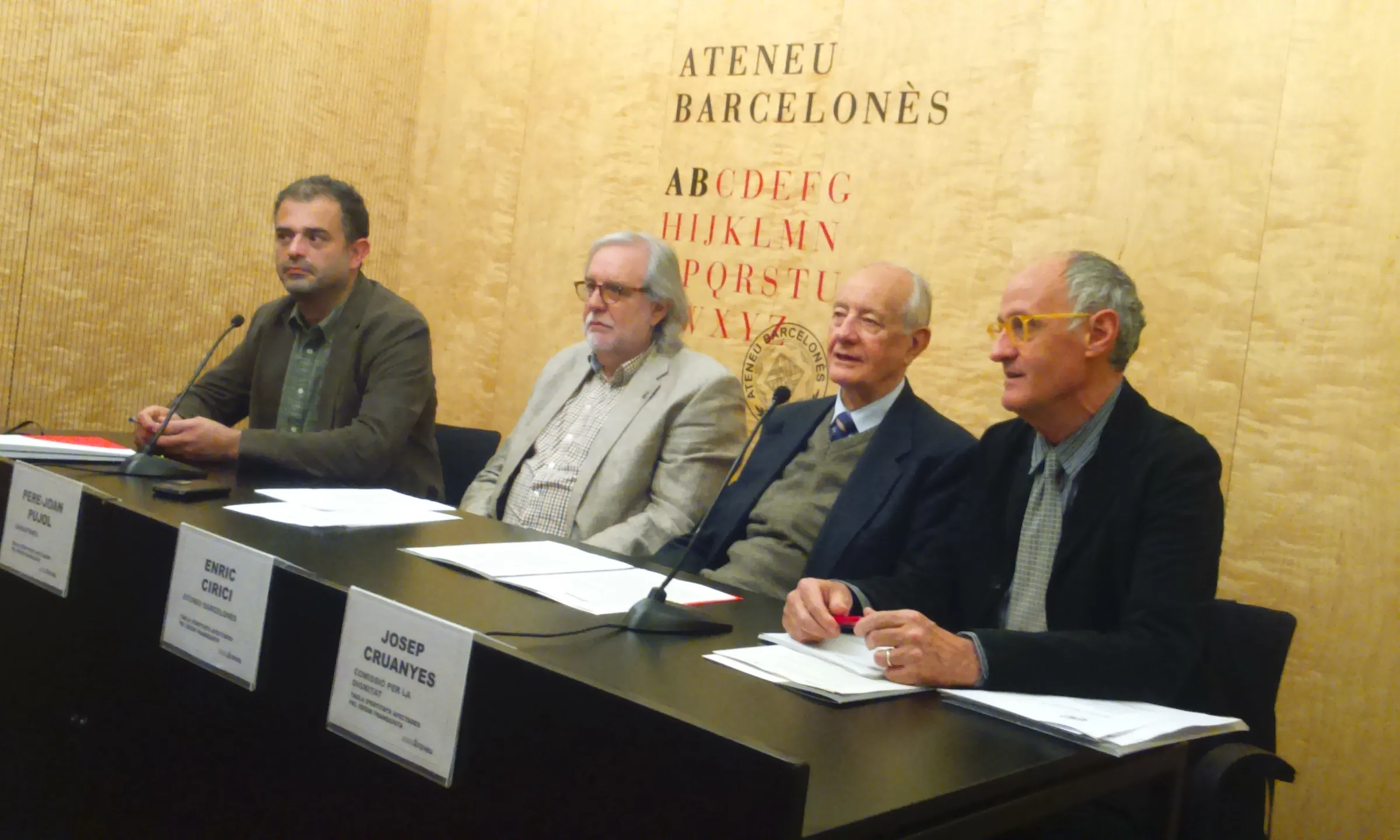 D'esquerra a dreta: Jaume Pieres (XarxAteneus), Pere-Joan Pujol (XarxAteneus); Enric Cirici (Ateneu Barcelonès) i Josep Cruanyes (Comissió per la Dignitat).