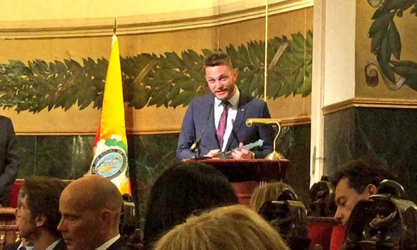 Felipe Campos recollint el premi. Font: Twitter de l'Associació Itaca
