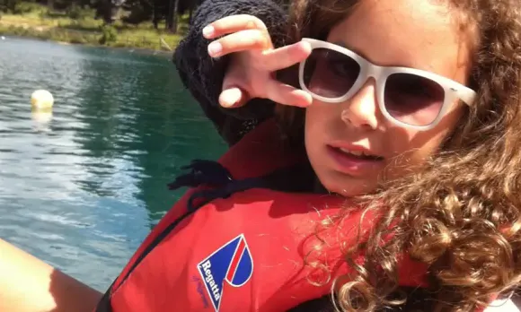La Laia fent el gest Implica't. Fotograma del vídeo de la campanya de crowdfunding