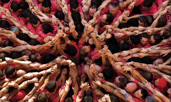 La Colla Vella dels Xiquets de Valls preparada per carregar un castell.