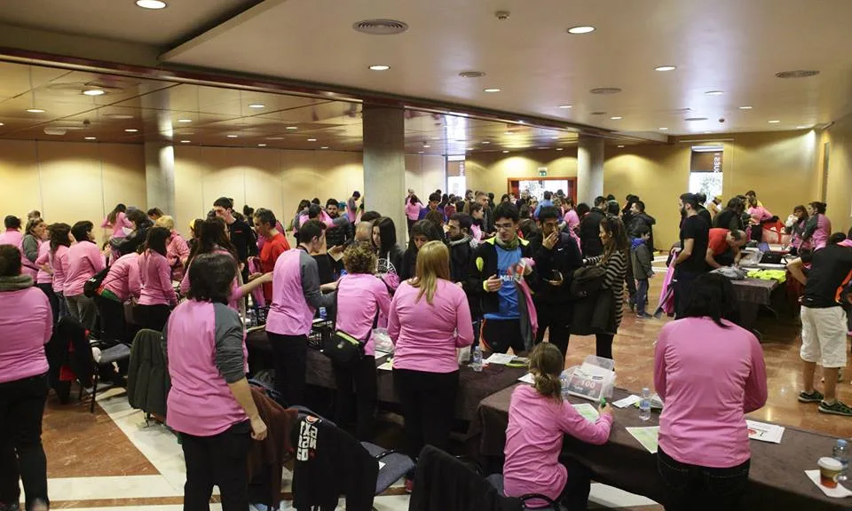 Voluntàries, voluntaris i participants a la Cursa de la UAB 2015 (Font: FAS)
