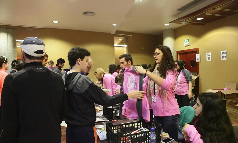 Voluntària a la Cursa de la UAB per La Marató repartint material (Font: FAS)