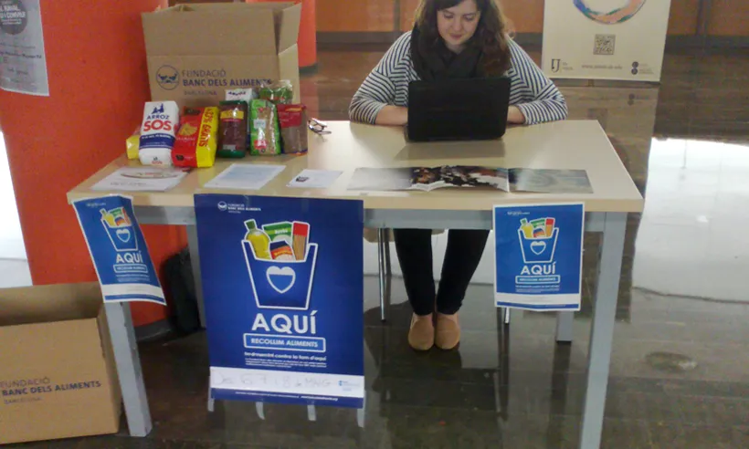 Voluntària al punt de recollida d'aliments del Gran Recapte (Font: voluntariat UB)