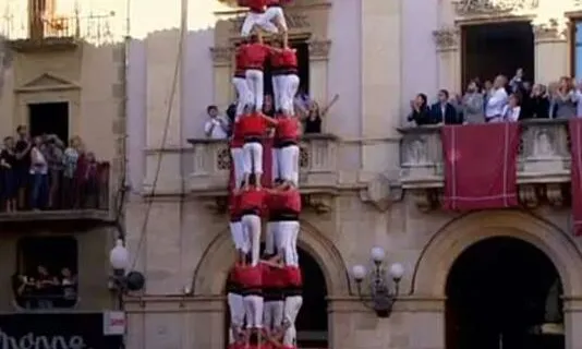 La Colla Joves dels Xiquets de Valls durant una diada de Santa Úrsula.