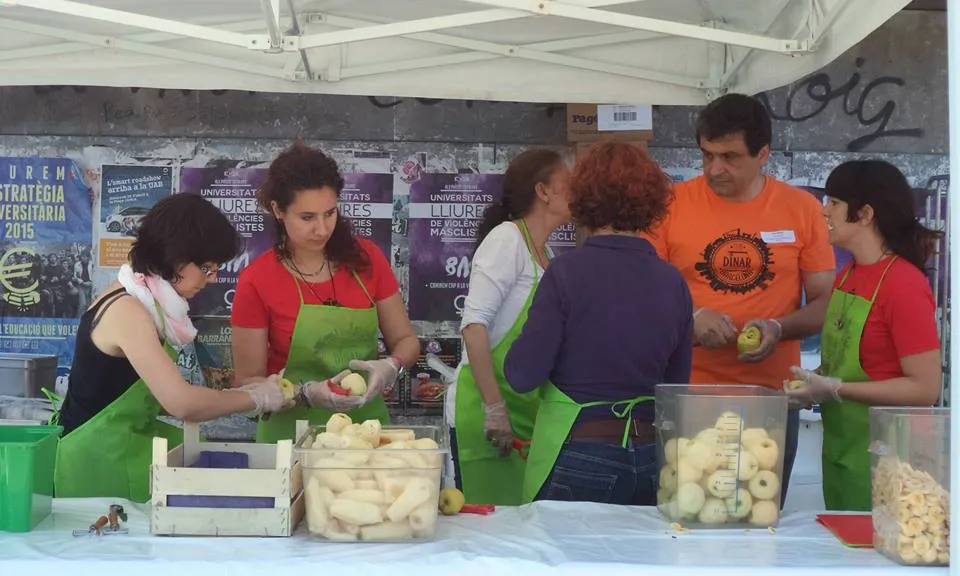 Voluntàries preparant l'àpat del Dinar Solidari de la UAB 2015 (Font: FAS)