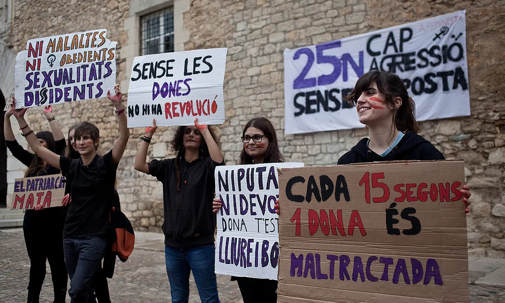 Marxa contra la violència de gènere. Acció de l'Assamblea Mixta de la UdG al rectorat de les Àligues, en protesta contra la violència masclista. /Carles Palacio (Font: flickr.com)
