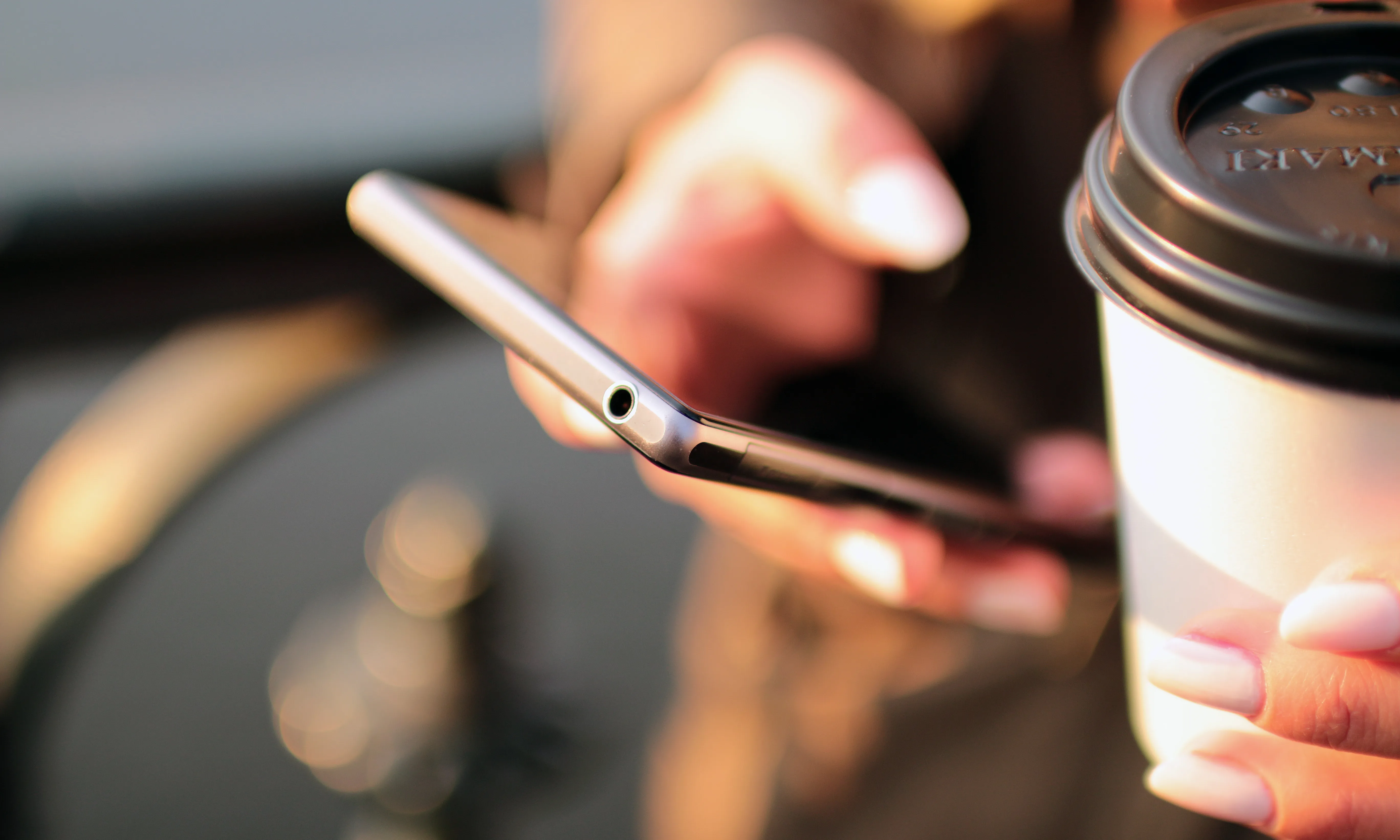hands-coffee-smartphone-technology Font: Pexels.com