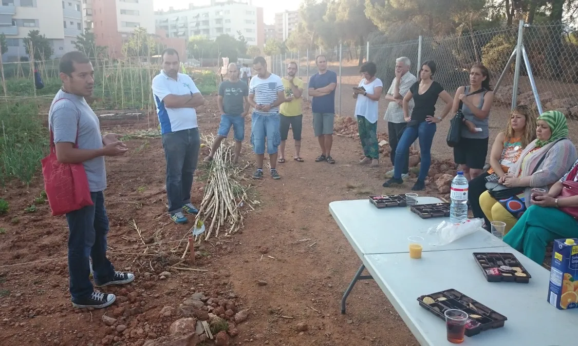 Membre de la XSP explicant el projecte de dinamització comunitària