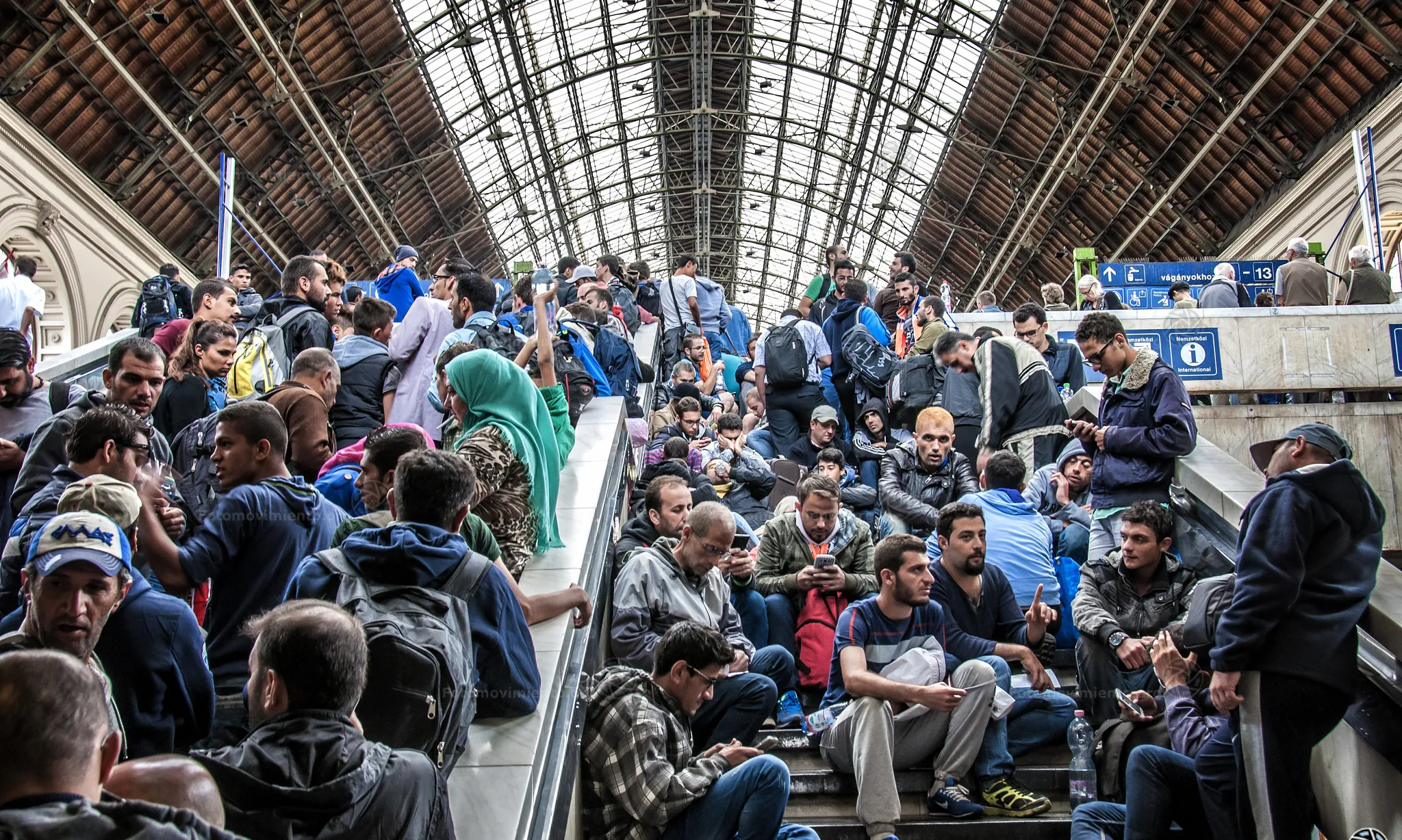 Grup de persones refugiades a una estació de Budapest (Font: Manu, Fotomovimiento, flickr.com)