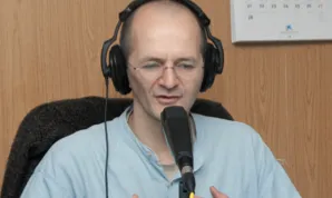 Col·laborador de Ràdio La Mina fent un programa