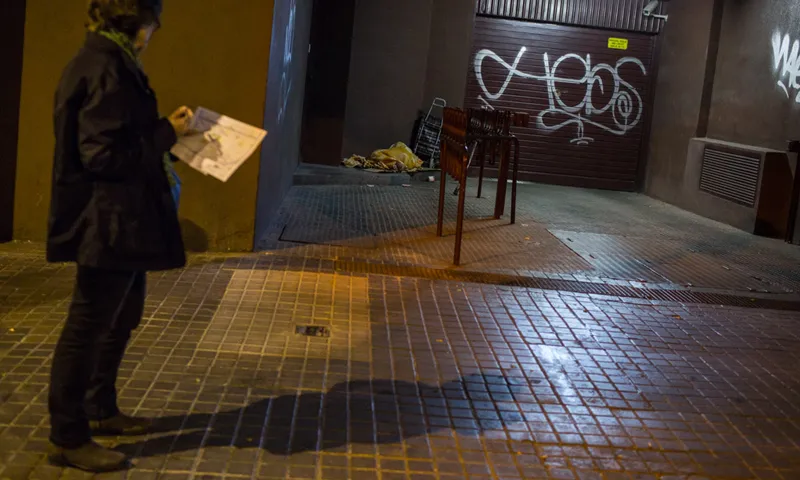Membre de la Fundació Arrels fent un recompte de persones que dormen al carrer