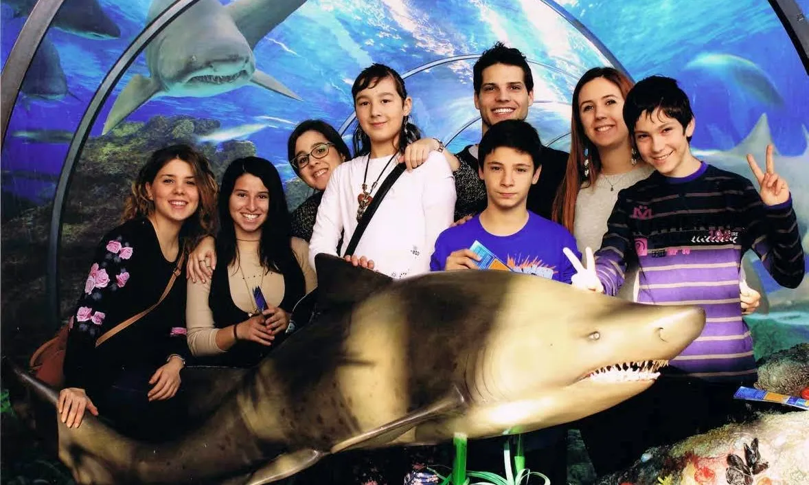 Grup de mentores i mentorades a l'Aquarium de Barcelona (Font: Projecte Rossinyol)
