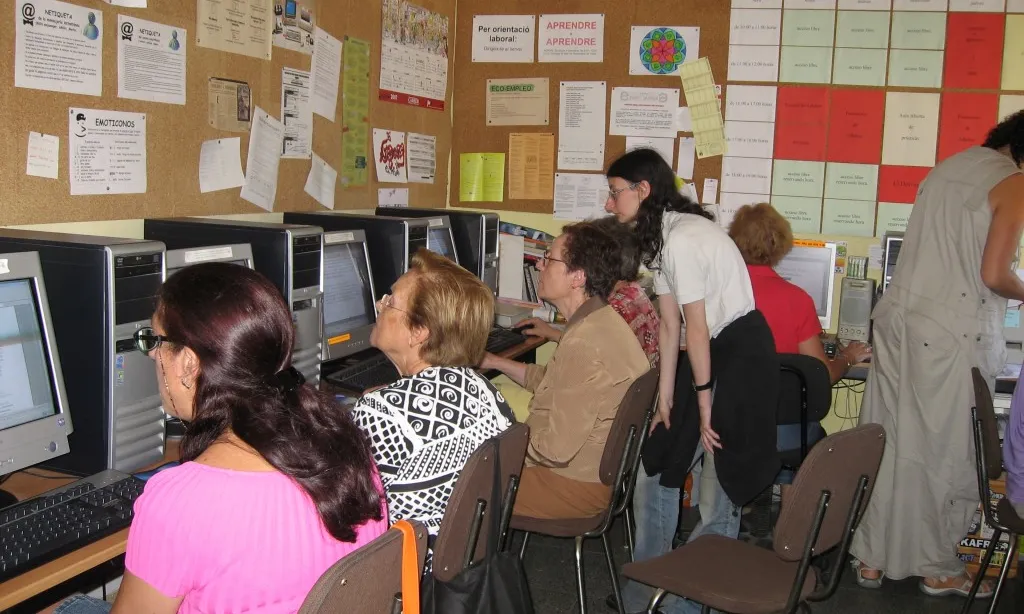 Activitat del projecte de Formació Permanent d'Adults del Pla Comunitari de Trinitat Nova desenvolupada amb el suport d'adults al seu Punt Òmnia