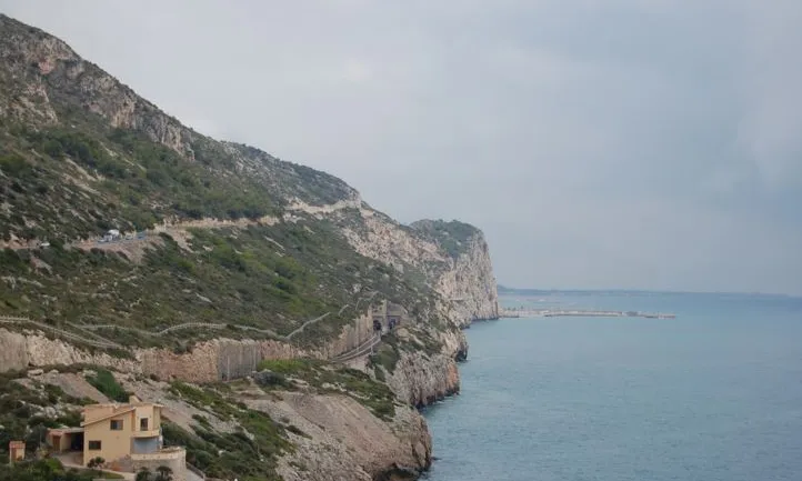 El Garraf destaca per la seva costa i el massís que la contempla.